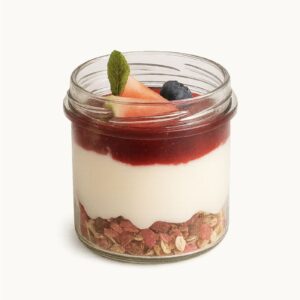 Jogurt z owocową polewą i musli